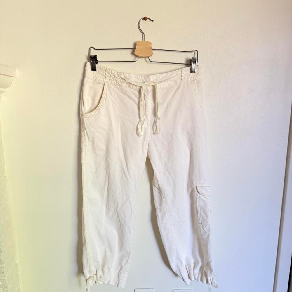 White House Black Market Y2k white cotton capris and elastic cuffs